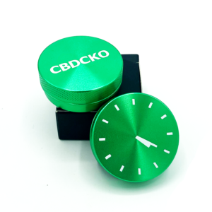 Zelená drtička CBDčko - malá, kovová, magnetická Design: Hodiny 4:20