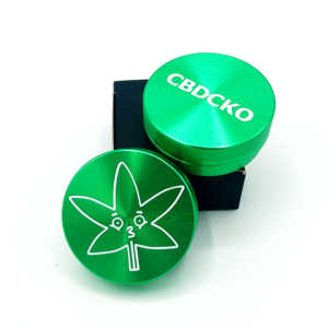 Zelená drtička CBDčko - malá, kovová, magnetická Design: Konopný list